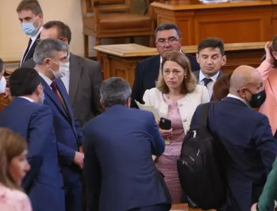 Ива Митева няма да свика извънредно заседание на парламента 