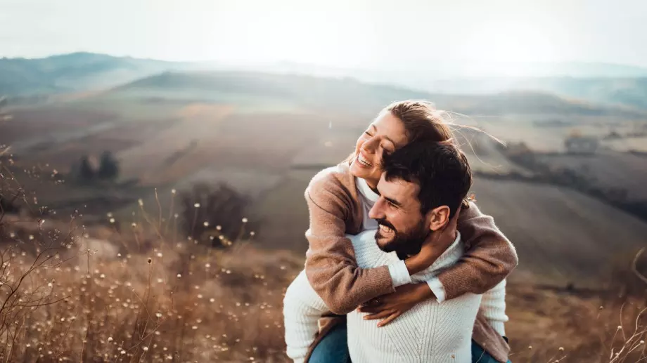 8 причини защо момичетата се влюбват в забавни момчета