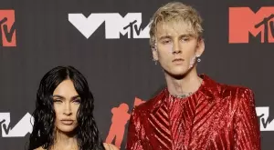 MMA боец налетя на бой на гаджето на Меган Фокс (ВИДЕО)