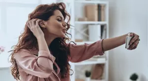 Смях: Мъже пародират снимките на жени в социалните мрежи