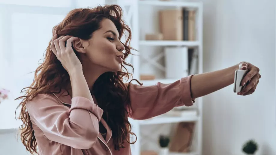 Смях: Мъже пародират снимките на жени в социалните мрежи