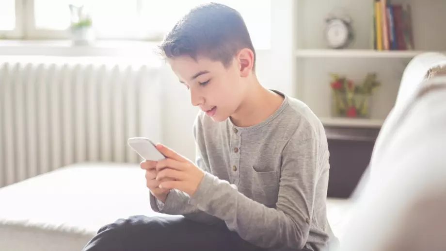 Китай забранява на децата повече от 8 минути на ден в интернет