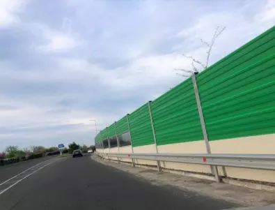 Завършва изграждането на шумозащитна стена край Сарафово в Бургас