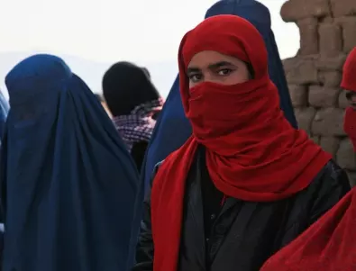 Афганистан забрани на жените да пътуват със самолет без придружител 