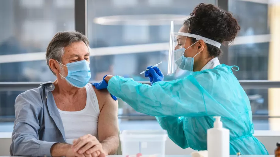 Стотици хиляди пенсионери ще вземат по 75 лева за ваксина