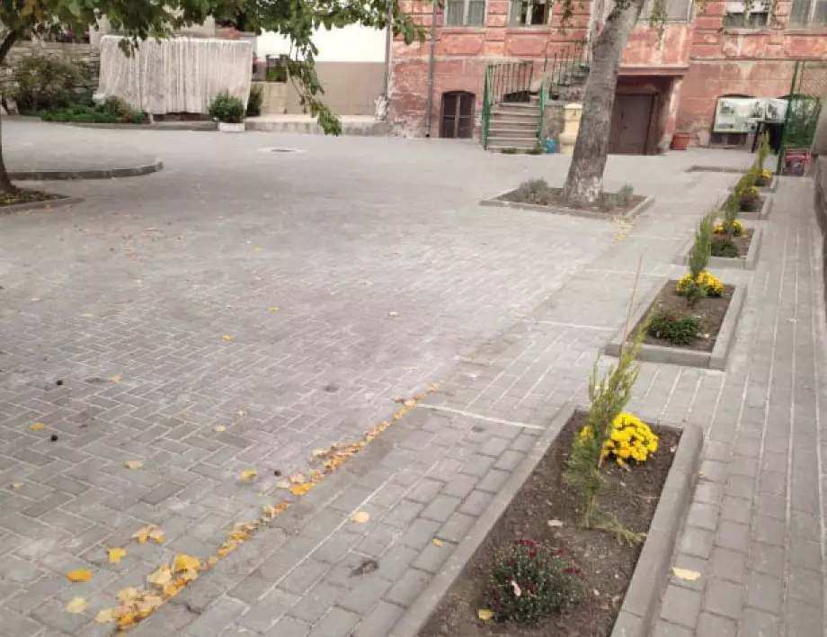 Цялостно ремонтираха двора на едно от читалищата в Асеновград