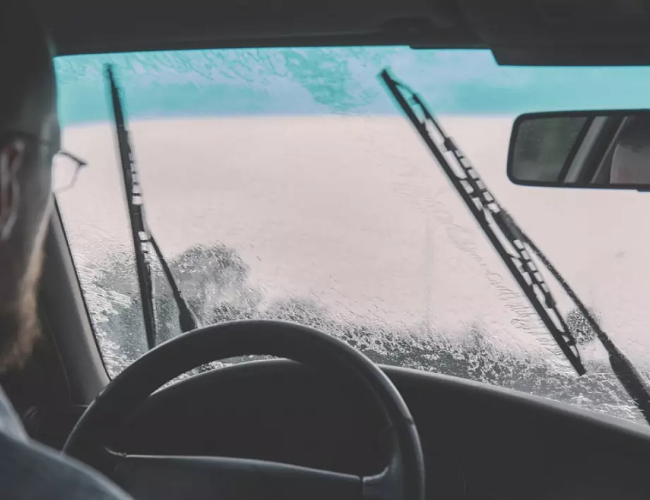Ракия вместо зимна течност: 5 типични грешки на шофьорите през зимата