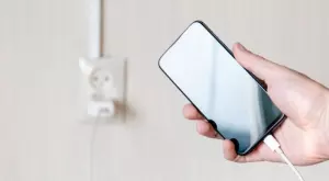 ЕС създава универсално зарядно напук на Apple