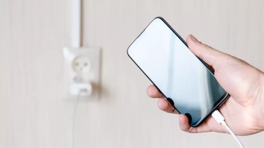 ЕС създава универсално зарядно напук на Apple