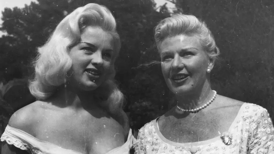 6 странни ритуала за красота на иконите от златния Холивуд