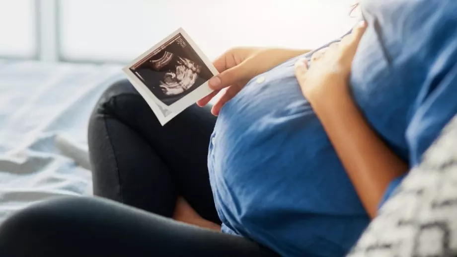 Известен водещ съобщи, че очаква бебе (СНИМКИ)