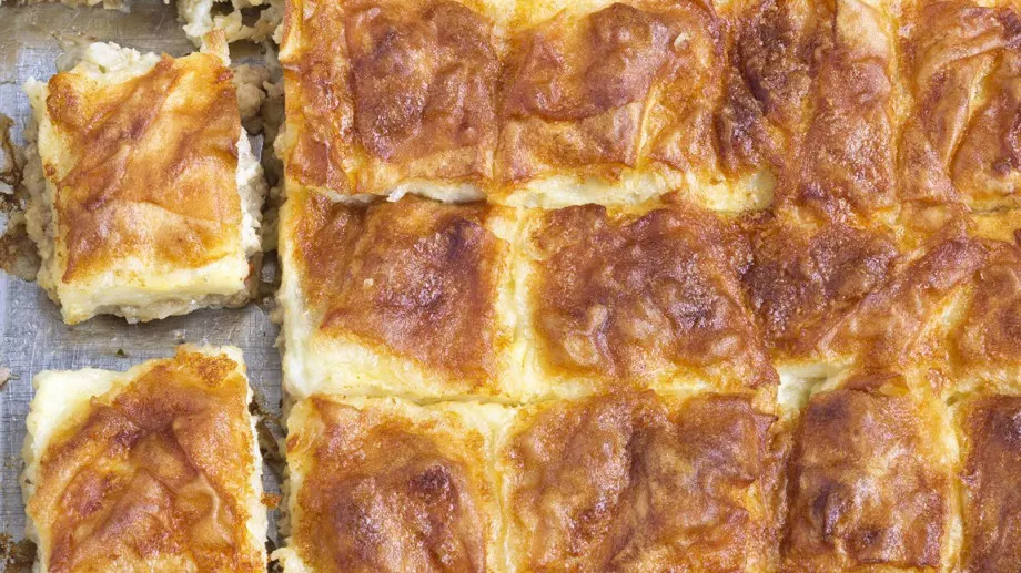 Неустоимо вкусна баница с цедено кисело мляко