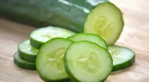 Бърза и лесна салата с краставица - идеална за гости