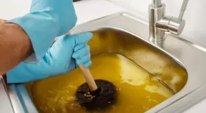 Евтино и ефективно: Как да си направите домашен препарат за отпушване на канали