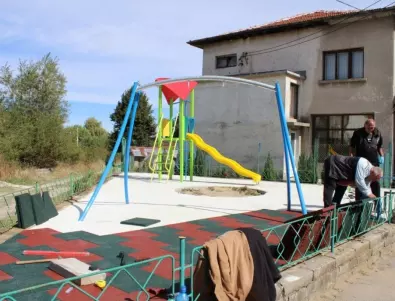 Започна изграждането на нова детска площадка в центъра на самоковското село Доспей