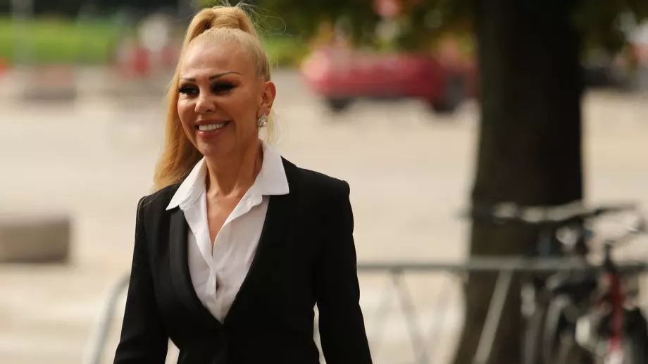 Поп фолк певицата Луна се кандидатира за президент