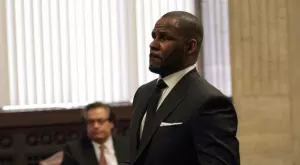 Ар Кели е заплашен със 100 години затвор