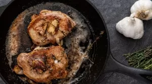 Ароматни свински пържоли с чесън