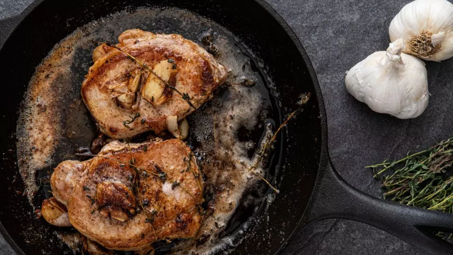 Ароматни свински пържоли с чесън