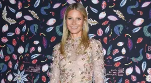 Гуинет Полтроу стана на 49 и се съблече гола (СНИМКИ)