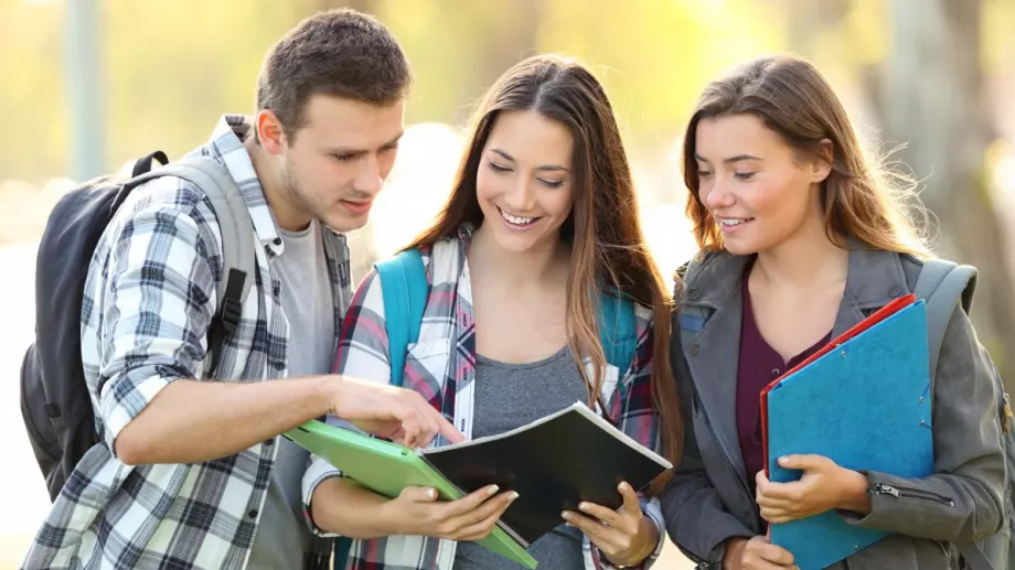 Студенти теглят по 7000 лева заем за университет