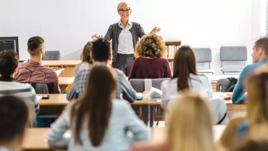 С 20% вдигат заплатите на преподавателите в държавните университети