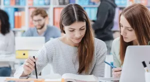 Колкото повече се образова човек, толкова по-бавно остарява