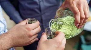 Виц на деня: Дядо дава на внуче да пие ракия