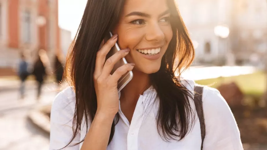 Как да носим риза – модерни дамски прически, подходящи за ризи