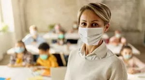 Искат учителите да носят маски и в час