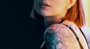 Жена прикрива грозни белези с красиви татуировки