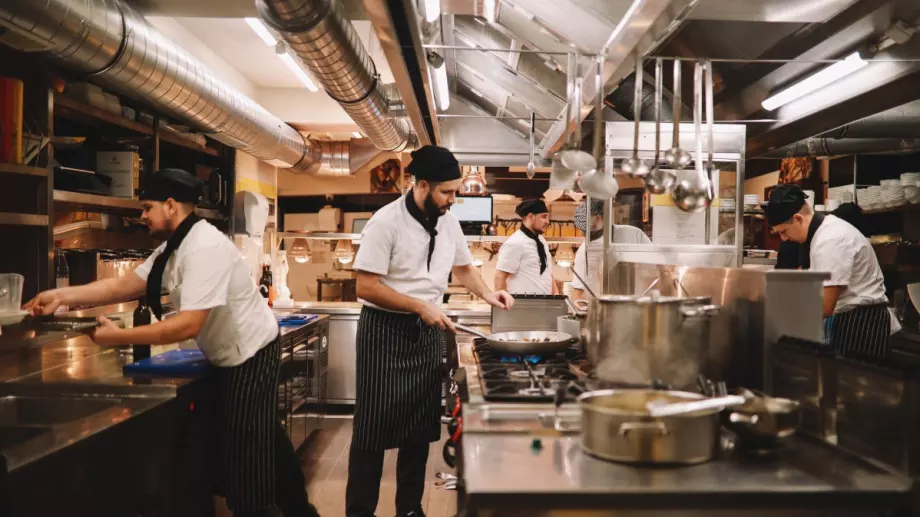 Германия спешно търси над 17 000 готвачи. Какви са заплатите?