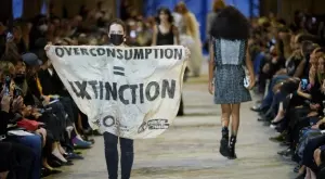 Климатичнa активистка саботира ревю на Louis Vuitton (ВИДЕО)