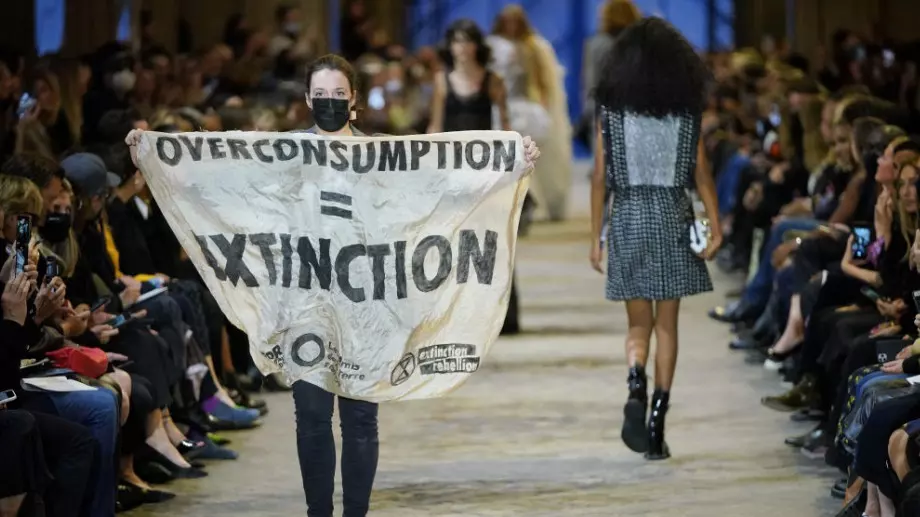 Климатичнa активистка саботира ревю на Louis Vuitton (ВИДЕО)