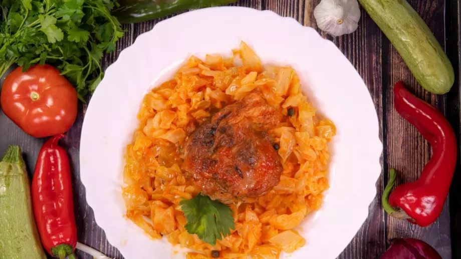 Свинско със зеле по бабина рецепта 