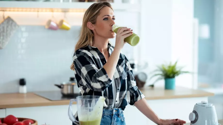 Пийте тези 5 напитки след ядене, за да подобрите храносмилането си