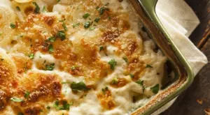 Картофена яхния със зеленчуци и кашкавал на фурна