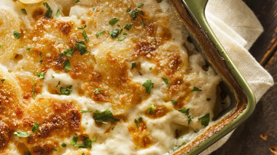 Картофена яхния със зеленчуци и кашкавал на фурна