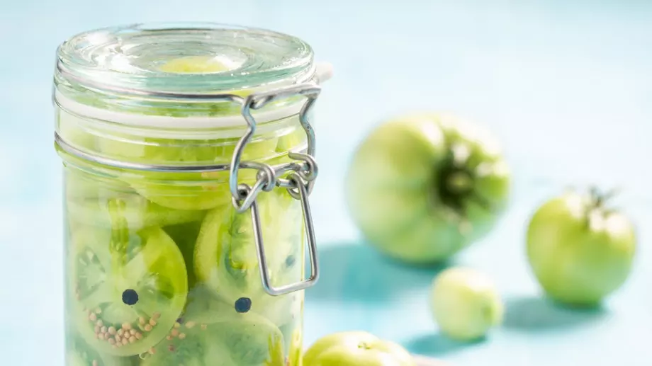 Хрупкава туршия със зелени домати