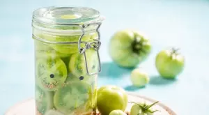 Най-лесната и вкусна туршия от зелени домати      