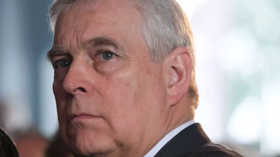 Кралицата отне титлите на сина си принц Андрю, съден за сексуален тормоз