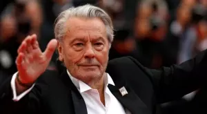 Колекция от картини на Ален Делон отива на търг