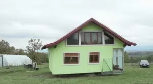 Мъж сам построил въртяща се къща, за да угоди на жена си (ВИДЕО)