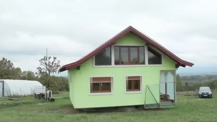 Мъж сам построил въртяща се къща, за да угоди на жена си (ВИДЕО)