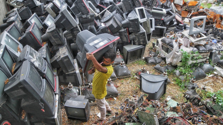 Планината от отпадъци от електронно и електрическо оборудване изхвърлена през