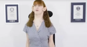 Запознайте се с най-високата жена в света (ВИДЕО)