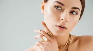 Трикове при носенето на „бъркотия от бижута”