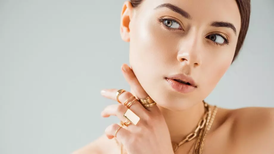 Трикове при носенето на „бъркотия от бижута”