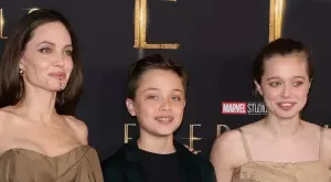 Шайло Джоли-Пит за първи път се появи с рокля (СНИМКИ)