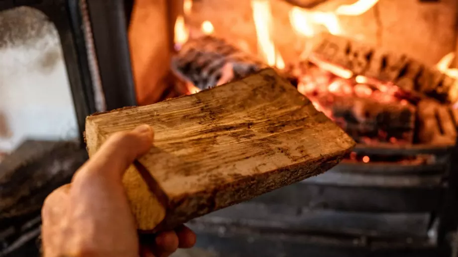 Спиране на социалните помощи за дърва и въглища оставя много хора на студено